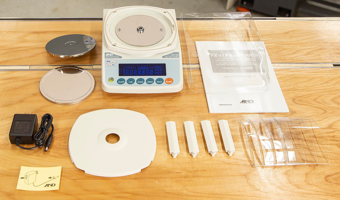 A&D FX-120i - 122g x 0.001g + Calibration Weight